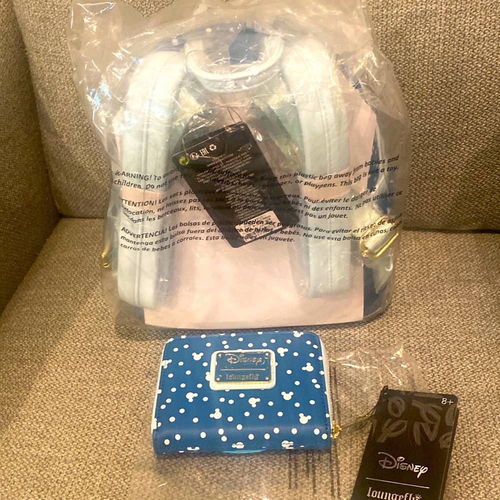 Loungefly set (includes wallet)Minnie and Mickey snowmen  *nwt - Picture 4 of 7